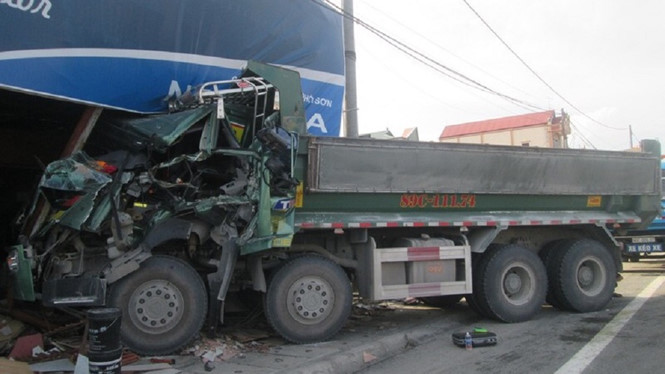 Hiện trường vụ tai nạn giao thông kinh hoàng xe tải tông thẳng nhà dân