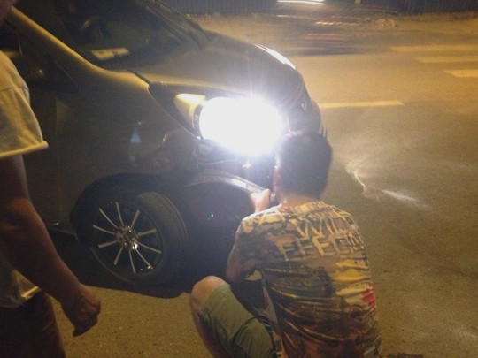 Chiếc ô tô Kia Morning bị vỡ mui phần đầu bên phải sau khi bị tài xế cho đâm vào cột đèn