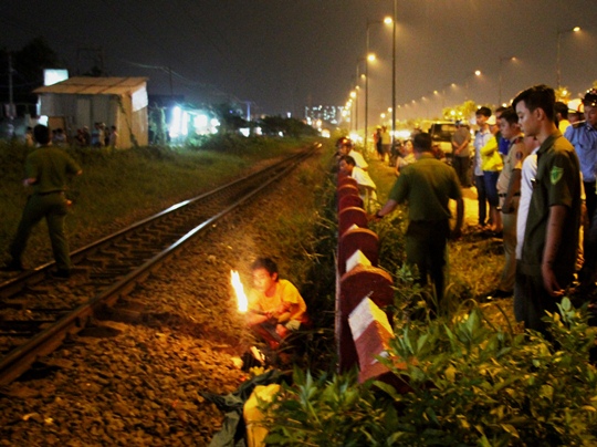 Người dân thắp nhang cho nạn nhân tại hiện trường vụ tai nạn giao thông đường sắt