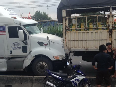 Vụ tai nạn giao thông liên hoàn đã dẫn đến tình trạng ùn tắc trên đường quốc lộ 1, đoạn qua phường Linh Trung, quận Thủ Đức, TPHCM