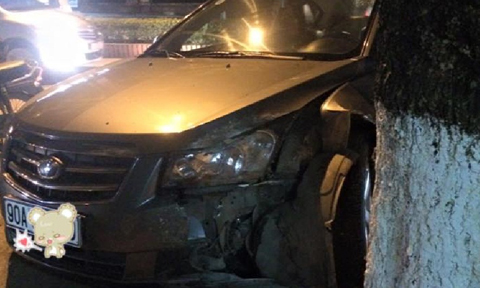 Chiếc ô tô tông thẳng gốc cây tại hiện trường vụ tai nạn giao thông