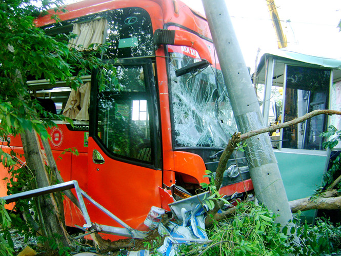 Hiện trường vụ tai nạn giao thông nơi xe khách Phương Trang tông gãy cột điện