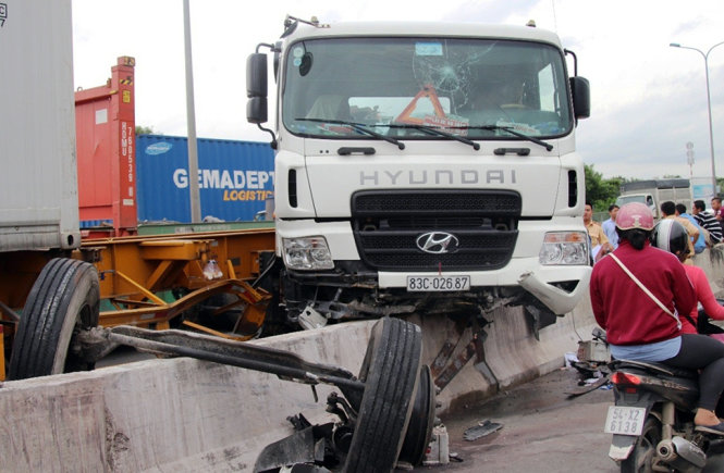Hiện trường vụ tai nạn giao thông khiến cầu Phú Mỹ tắc nghẽn nghiêm trọng