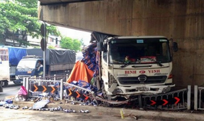 Để tránh gây tai nạn giao thông cho người đi đường, tài xế Luân đã cố đâm xe tải vào chân cầu vượt