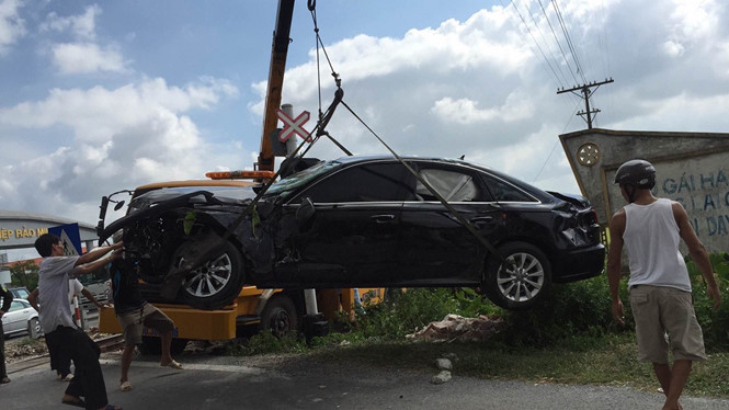 Ô tô hạng sang Audi A8 dập nát phần đầu sau tai nạn giao thông kinh hoàng