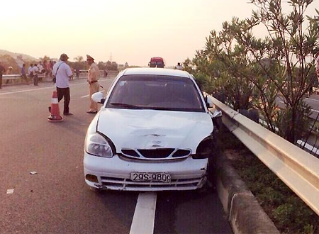 Hiện trường vụ tai nạn giao thông khiến mẹ chết, con bị thương nặng trên đường cao tốc Nội Bài – Lào Cai