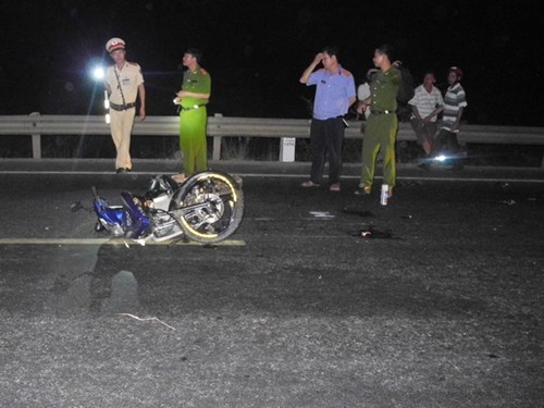 Lực lượng chức năng đang khẩn trương truy tìm ô tô gây tai nạn giao thông chết người ở Quảng Ngãi