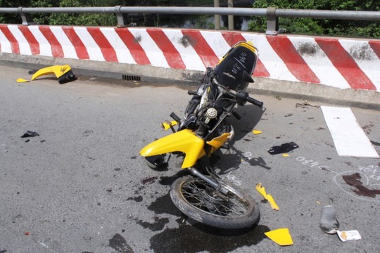 Chiếc xe máy gãy nát sau vụ tai nạn giao thông nghiêm trọng