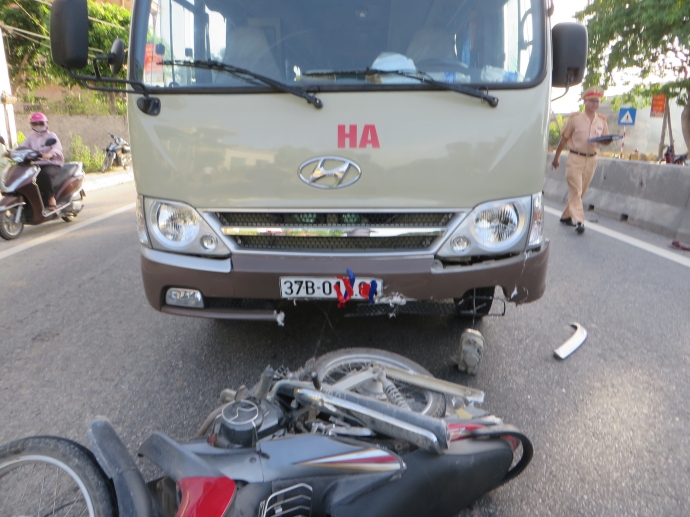 Sau khi gây tai nạn giao thông, tài xế và phụ xe đã dùng giấy báo dán kín biển số xe cũng như logo nhà xe