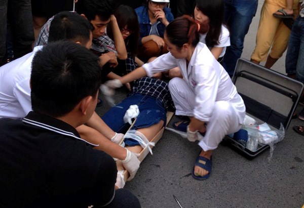 Cô gái nằm ‘liệt’ giữa đường vì bị gãy chân sau tai nạn giao thông