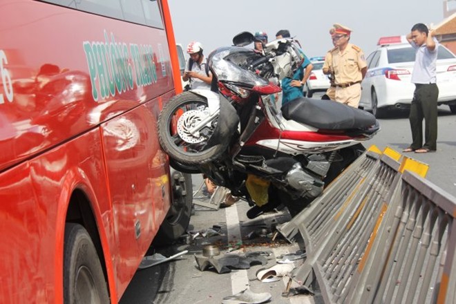 Hiện trường vụ tai nạn giao thông thảm khốc trên cầu vượt Cây Gõ (TPHCM) ngày 9/9/2015