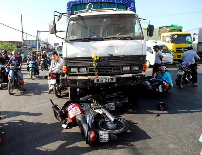 Vụ tai nạn giao thông khiến nhiều xe máy bị cuốn vào gầm xe tải