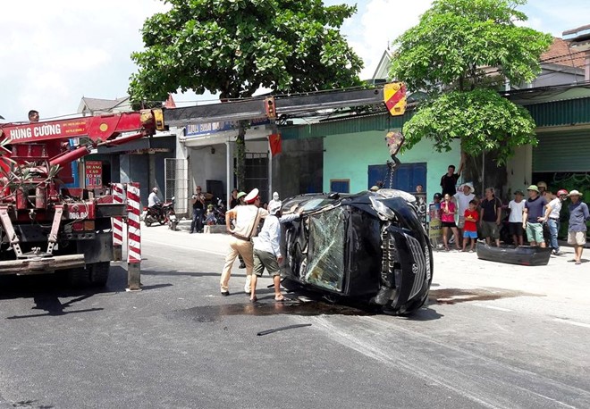 Xe ô tô Vios lật ngửa tại hiện trường vụ tai nạn giao thông