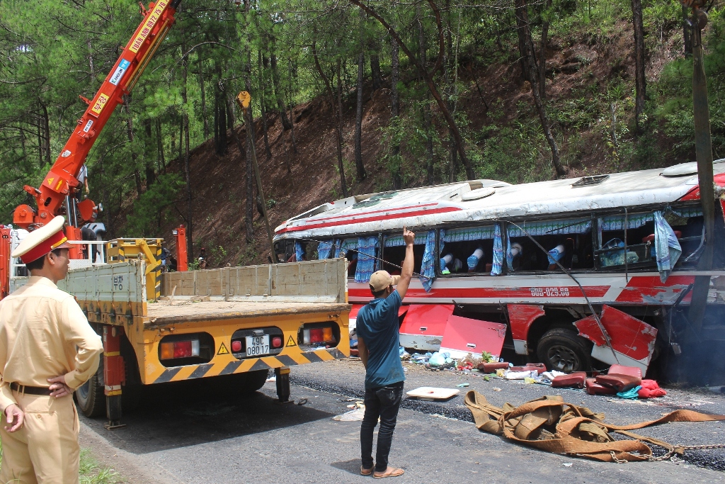 Hiện trường vụ tai nạn giao thông thảm khốc khiến 7 người thiệt mạng trên đèo Prenn
