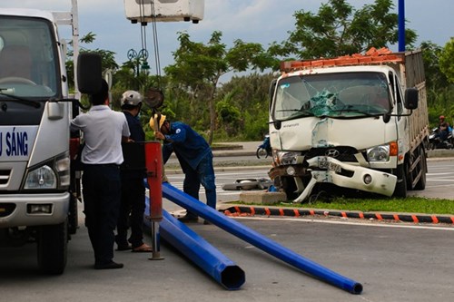 Lực lượng chức năng TPHCM xử lý hiện trường vụ tai nạn giao thông trước hầm Thủ Thiêm