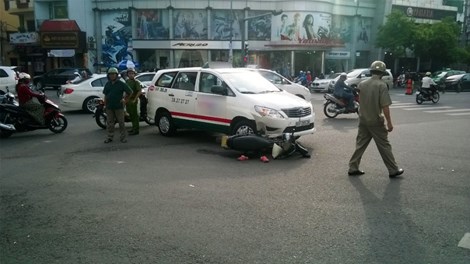 Một số nhân chứng cho biết nguyên nhân dẫn đến vụ tai nạn giao thông là do taxi cố tình vượt đèn đỏ