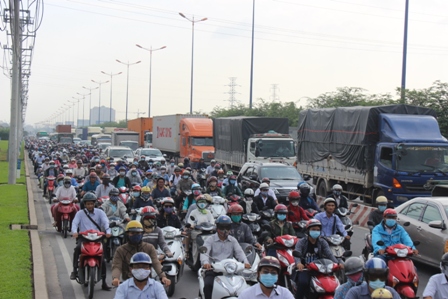 Vụ tai nạn giao thông khiến hàng ngàn xe cộ chôn chân trên xa lộ Hà Nội