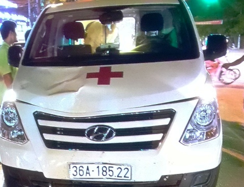 Chiếc xe cứu thương gây tai nạn giao thông khiến thiếu nữ phải nhập viện cấp cứu