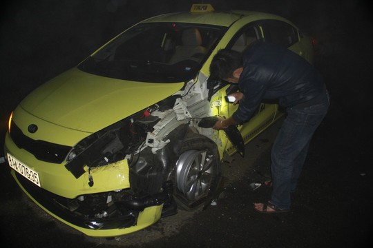 Chiếc xe taxi bị nát phần đầu sau tai nạn giao thông