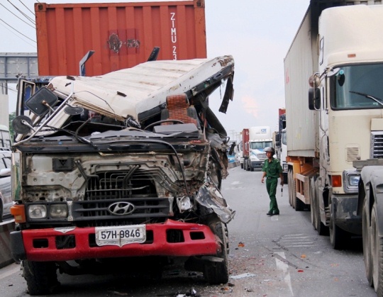 Chiếc xe container nát đầu sau vụ tai nạn giao thông liên hoàn trên xa lộ Hà Nội