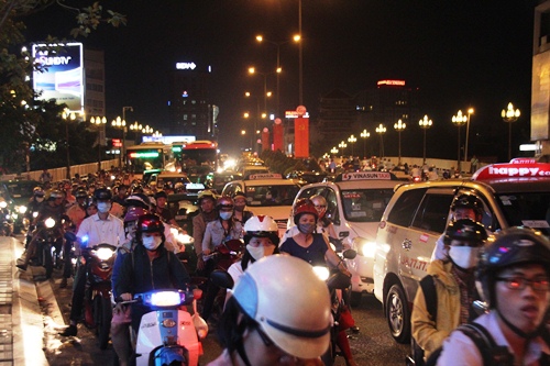 Vụ tai nạn giao thông chết người trên đường ra sân bay Tân Sơn Nhất khiến hàng nghìn xe xếp hàng dài 2km