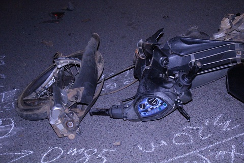 Vụ tai nạn giao thông khiến chiếc xe máy gãy nát, nam thanh niên nhập viện trong tình trạng nguy kịch