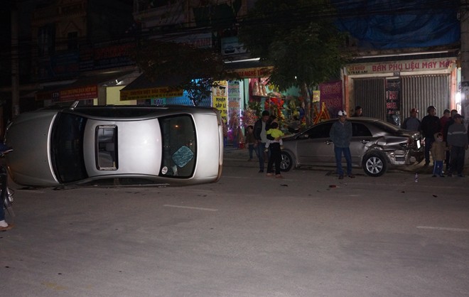 Xe ô tô Camry lật ngang giữa đường sau vụ tai nạn giao thông