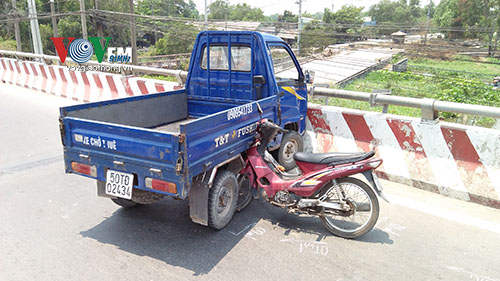 Xe máy găm chặt vào xe tải tại hiện trường vụ tai nạn giao thông