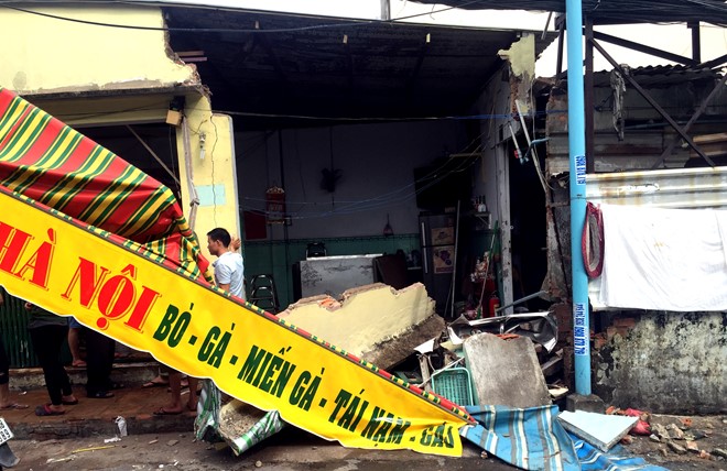 Tiệm phở bị tông sập sau tai nạn giao thông