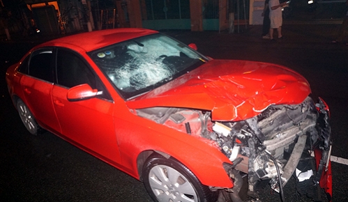 Vụ tai nạn giao thông khiến chiếc Audi A4 bị biến dạng phần đầu