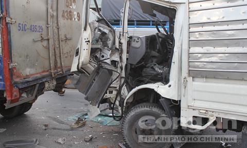 Vụ tai nạn giao thông liên hoàn 6 xe tải khiến phần đầu và phần đuôi của các phương tiện hư hỏng nặng