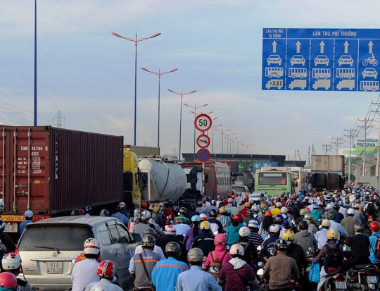 Xa lộ Hà Nội ùn tắc nghiêm trong do tai nạn giao thông xảy ra liên tiếp