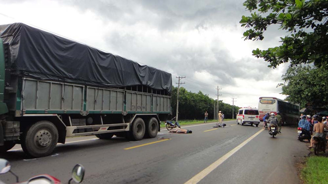 Hiện trường vụ tai nạn giao thông khiến 2 thanh niên chết thảm dưới gầm xe tải