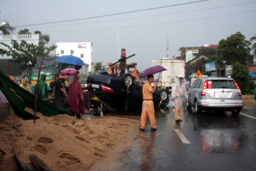 Cảnh sát giao thông tỉnh Quảng Nam đang điều tra làm rõ nguyên nhân khiến xe Camry gây tai nạn giao thông liên hoàn