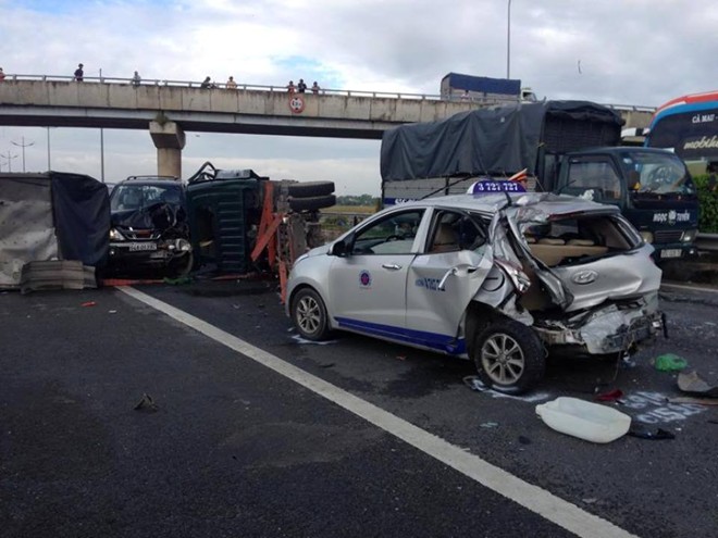 Hiện trường vụ tai nạn giao thông liên hoàn trên cao tốc TPHCM – Trung Lương