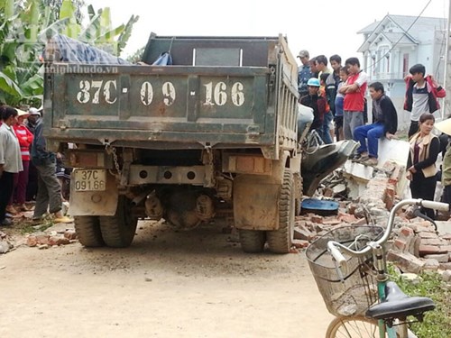 Hiện trường vụ tai nạn giao thông nơi xe tải kéo đổ cổng làng khiến lái xe tử vong