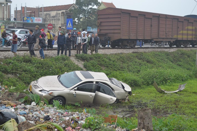 Hiện trường vụ tai nạn giao thông tàu hỏa tông ô tô văng xuống ruộng