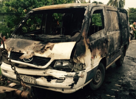 Chiếc xe bán tải bốc cháy dữ dội sau tai nạn giao thông liên hoàn ở Tiền Giang