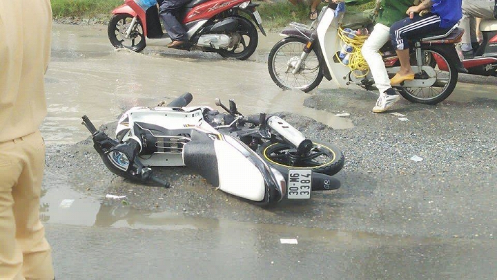 Chiếc xe máy của nạn nhân tại hiện trường vụ tai nạn giao thông