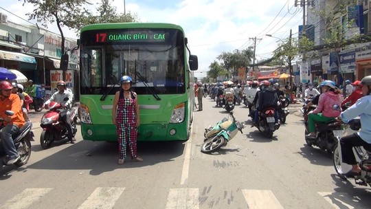 Hiện trường vụ tai nạn giao thông giữa xe buýt và xe máy trên đường Phạm Hùng (TPHCM)