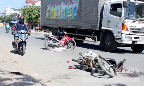 Hiện trường vụ tai nạn giao thông khiến người phụ nữ bị xe tải cán nát tay chân