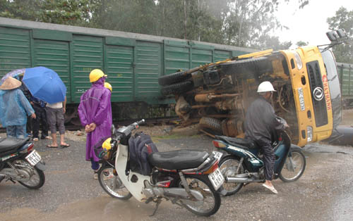 Hiện trường vụ tai nạn giao thông giữa tàu hỏa và xe tải