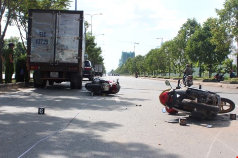 Vụ tai nạn giữa ba xe máy và ô tô trên đường Mai Chí Thọ, quận 2, TPHCM vào sáng ngày 3/12