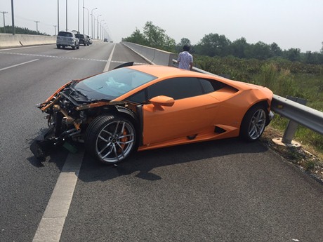 Siêu xe Lamborghini Huracan được nhanh chóng đưa khỏi đường cao tốc sau tai nạn giao thông