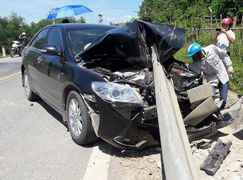 Vụ tai nạn giao thông kinh hoàng khiến phần đầu xe Camry biến dạng