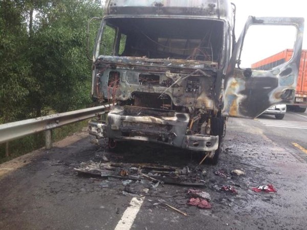 Hiện trường vụ tai nạn giao thông khiến xe tải và xe máy bốc cháy