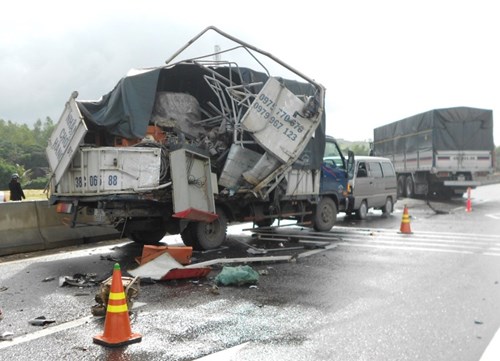 Xe tải hư hỏng nặng sau tai nạn giao thông