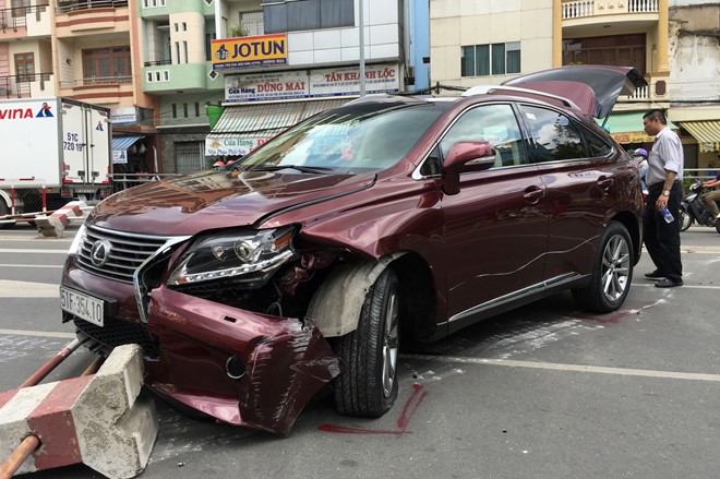 Chiếc xe ô tô Lexus bị hư hỏng nặng sau vụ tai nạn giao thông