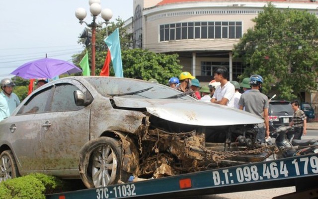Đầu xe ô tô biến dạng sau vụ tai nạn giao thông