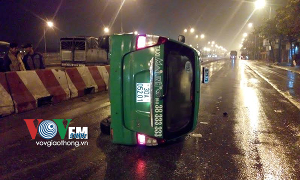 Xe taxi Mai Linh bị lật tại hiện trường vụ tai nạn giao thông